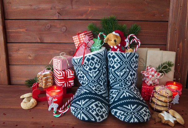 Kleine Gebreide Laarzen Met Kerstcadeaus Diverse Koekjes Stockfoto