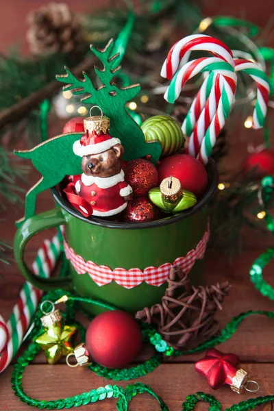 Rustieke Mok Met Kleurrijke Feestelijke Decoraties Voor Een Vrolijk Kerstfeest — Stockfoto