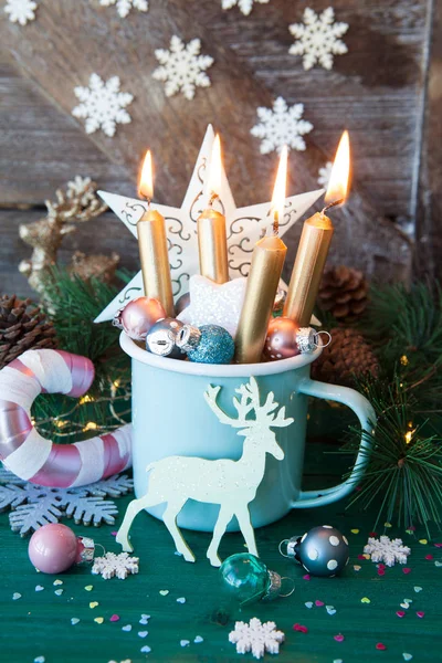 Caneca Rústica Com Decorações Festivas Coloridas Para Feliz Natal — Fotografia de Stock