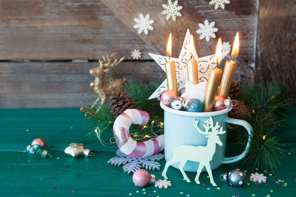 Taza Rústica Con Coloridas Decoraciones Festivas Para Una Feliz Navidad — Foto de Stock