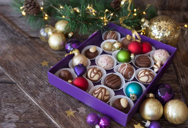 Doos Bonbons Met Kleurrijke Kerstballen Voor Een Vrolijk Kerstfeest Stockfoto