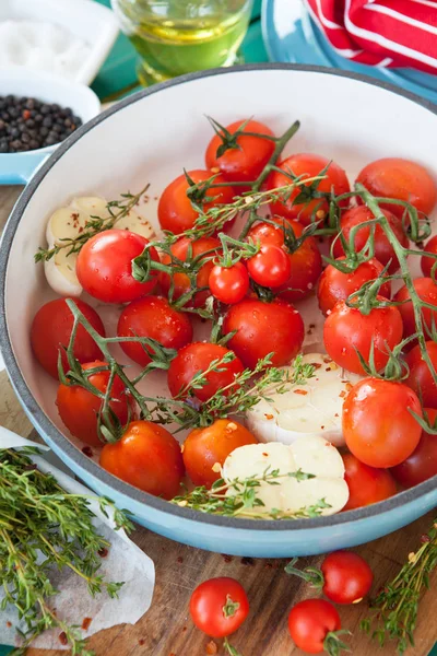 Tomates Videira Assados Com Alho Tomilho Uma Panela — Fotografia de Stock