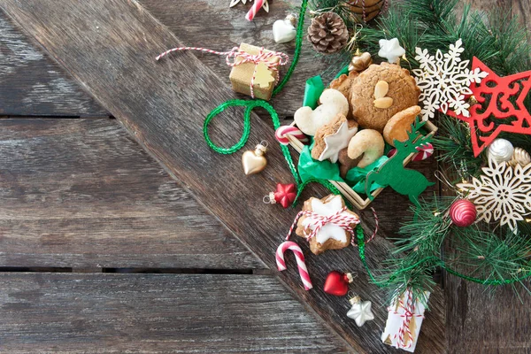 クリスマスのクッキーやお祝い休日の装飾品の様々 — ストック写真