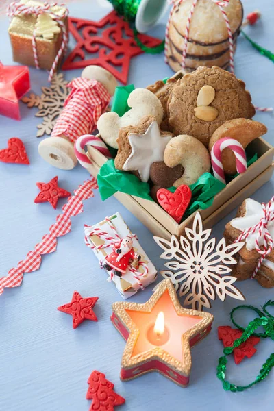 Verscheidenheid Van Kerstkoekjes Feestelijke Vakantie Decoraties — Stockfoto