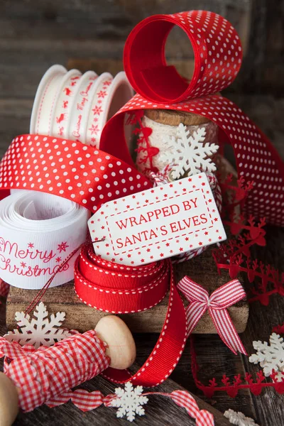 Fröhliche Bänder Zum Einwickeln Von Weihnachtsgeschenken Vor Hölzernem Hintergrund — Stockfoto