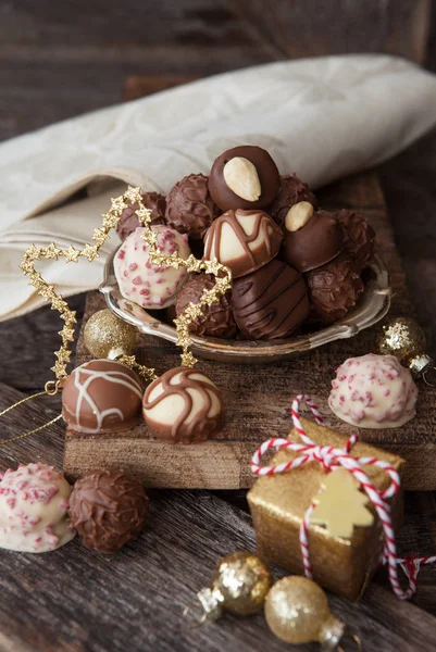 Piatto Con Tartufi Cioccolatini Davanti Uno Sfondo Legno Scuro — Foto Stock