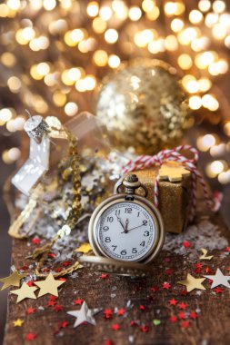 Noel ve a mutlu yeni yıl için renkli festival süsleri