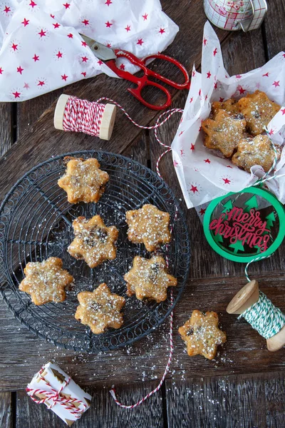 Galletas Tradicionales Navidad Con Pasas Sobre Fondo Rústico Madera — Foto de Stock