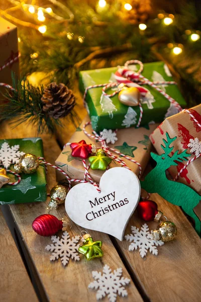 Pequeños Regalos Envueltos Luces Festivas Para Una Feliz Navidad Felices — Foto de Stock