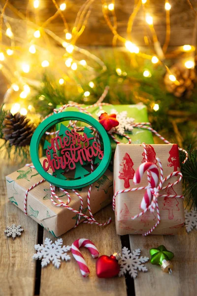 Pequenos Presentes Embrulhados Luzes Festivas Para Feliz Natal Boas Festas — Fotografia de Stock
