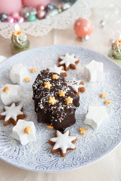 Helado Cubierto Chocolate Forma Árbol Navidad Con Coco — Foto de Stock