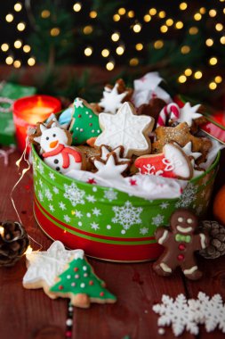 Güzel dekore edilmiş Noel kurabiyeleriyle süslü kurabiye kavanozu.