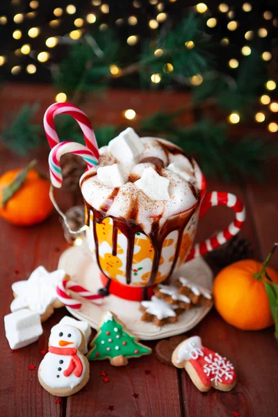 Marşmelovlu Kremalı Sıcak Çikolata Dolu Şenlikli Noel Kupası — Stok fotoğraf