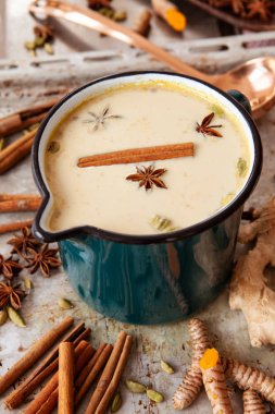 Çeşit çeşit baharatlı Hint Chai tee / chai latte