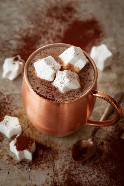 ホットチョコレートのマグカップと星型のマシュマロ — ストック写真