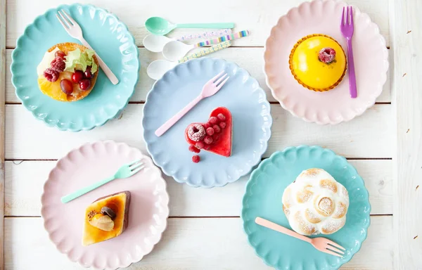 Deliciosos Pastelitos Tartas Platos Coloridos —  Fotos de Stock