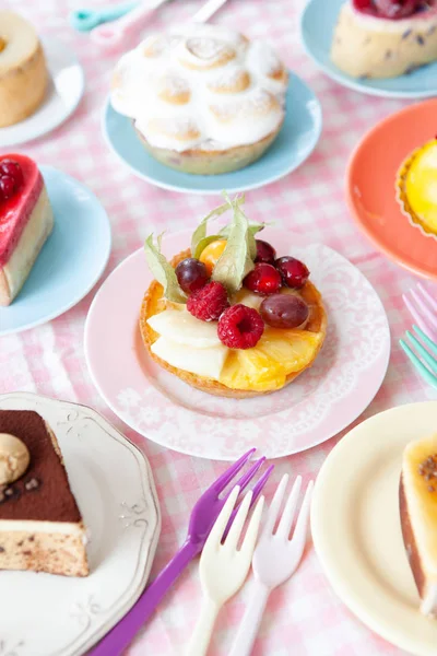 Heerlijke kleine cakes en taarten — Stockfoto