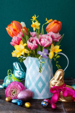 Taze bahar çiçekleri ile neşeli Paskalya süsleri