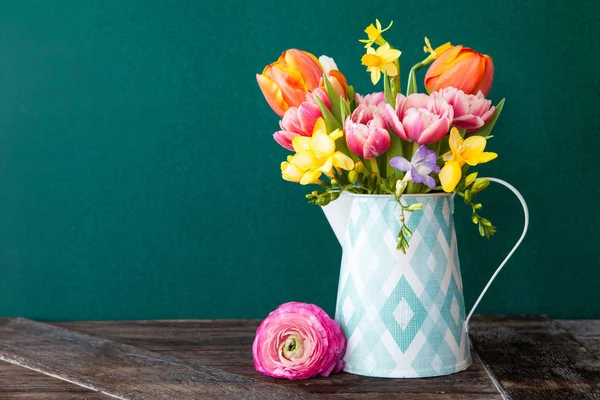 Kleine Boeket Gemaakt Van Helder Vrolijke Lentebloemen — Stockfoto