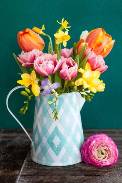 Parlak Neşeli Bahar Çiçeklerden Yapılmış Küçük Buket — Stok fotoğraf