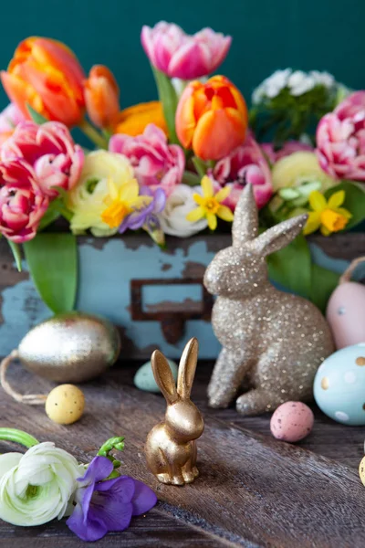 Fröhliche Osterdekoration Mit Frischen Frühlingsblumen — Stockfoto