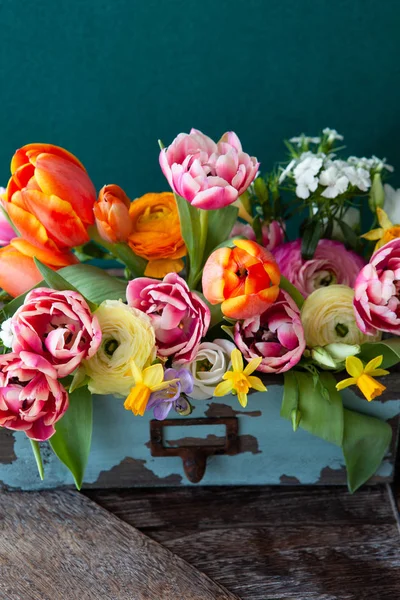 Kleine Boeket Gemaakt Van Helder Vrolijke Lentebloemen — Stockfoto