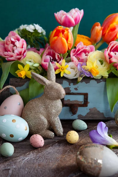 Fröhliche Osterdekoration Mit Frischen Frühlingsblumen — Stockfoto