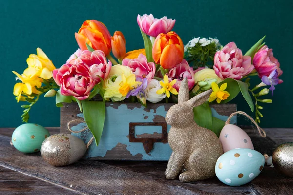 Vrolijk Pasen Versieringen Met Verse Lentebloemen — Stockfoto