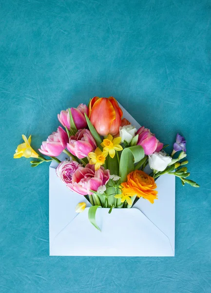 Kleine Envelop Met Verse Lentebloemen Blauwe Achtergrond — Stockfoto