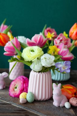 Taze bahar çiçekleri ile neşeli Paskalya süsleri