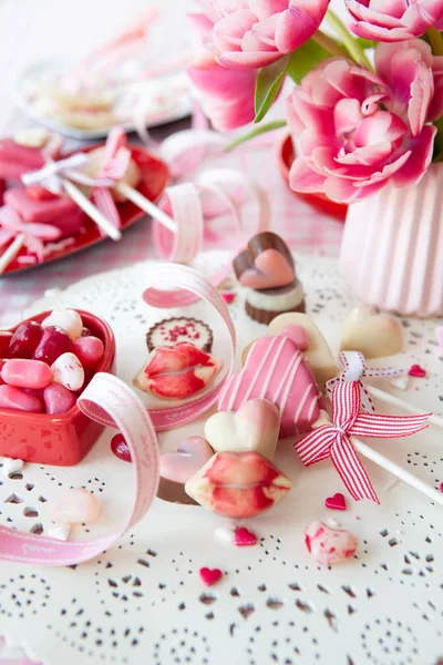 Leckere Süßigkeiten Herzform Und Festliche Rosa Tulpen — Stockfoto