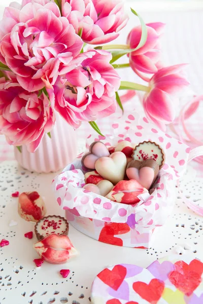 Chutné Sladkosti Tvaru Srdce Fesh Růžové Tulipány — Stock fotografie