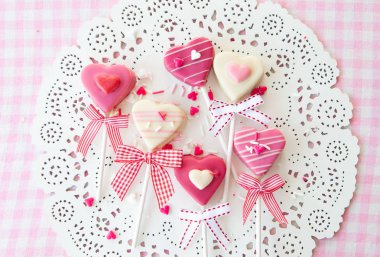 Küçük pembe pasta ile şeker sprinkles çıkar