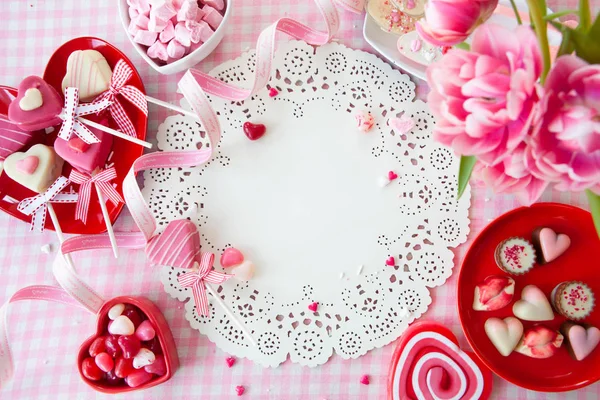 Leckere Süßigkeiten Herzform Und Festliche Rosa Tulpen — Stockfoto