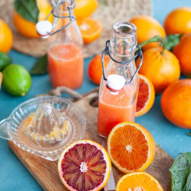 Kan portakalları, mandalinalar ve limonlarla taze sıkılmış meyve suyu