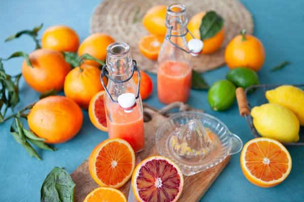 Zumo Fresco Prensado Con Naranjas Mandarinas Limones — Foto de Stock