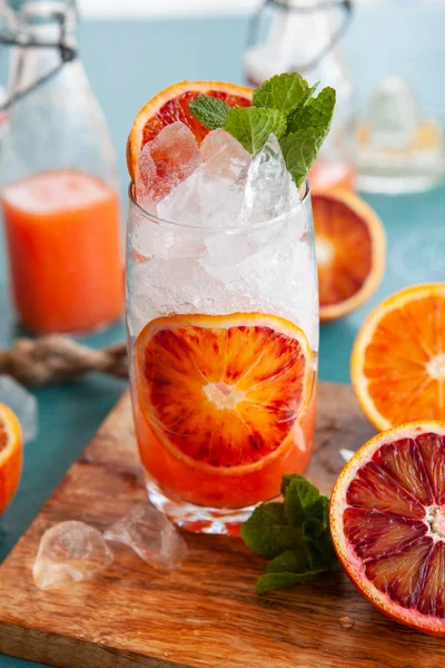 Kalter Cocktail Mit Frischen Blutdorangen Und Minzblättern — Stockfoto
