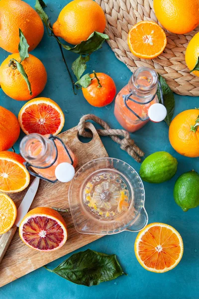 オレンジ みかん レモンと新鮮な圧搾汁 — ストック写真