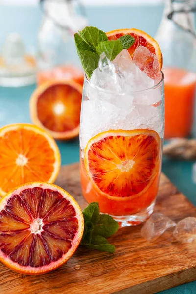 Kalter Cocktail Mit Frischen Blutdorangen Und Minzblättern — Stockfoto