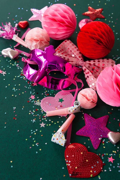 カーニバル コスチュームパーティーのためのカラフルな装飾と衣装 — ストック写真
