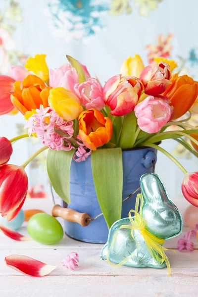 Färgglada Vårblommor Liten Vintage Hink — Stockfoto