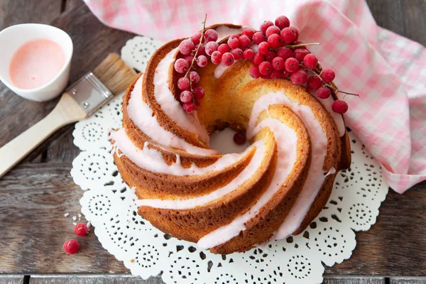 Yummy Bundt Cake Red Currants Pink Frosting — Stock Photo, Image