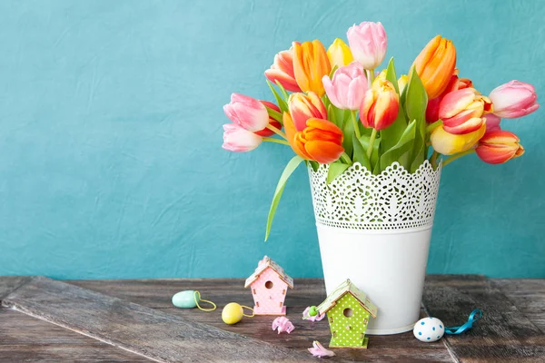 Bos Van Vers Kleurrijke Tulpen Met Pasen Versieringen — Stockfoto