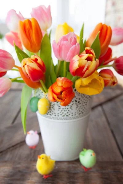 Bos Van Vers Kleurrijke Tulpen Met Pasen Versieringen — Stockfoto