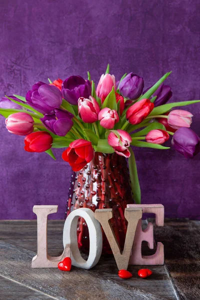 Tulipanes Coloridos Primavera Frente Fondo Púrpura —  Fotos de Stock