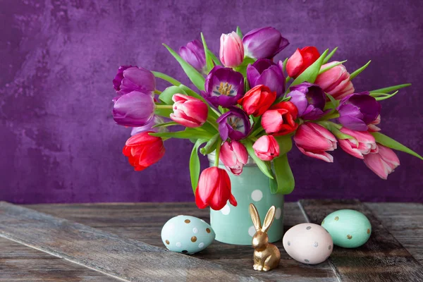 Tulipanes Coloridos Primavera Con Decoraciones Pascua Frente Fondo Púrpura —  Fotos de Stock