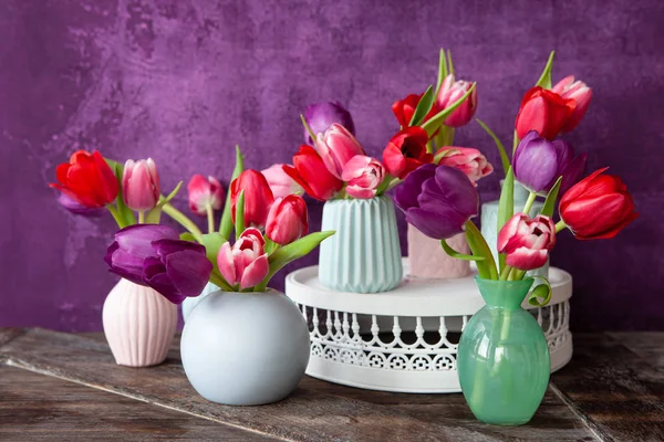 Kleurrijke Tulpen Het Voorjaar Voor Paarse Achtergrond — Stockfoto