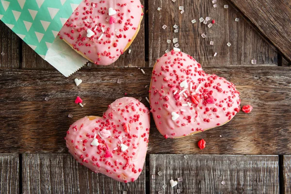 Köstliche Herzkrapfen Mit Rosa Zuckerguss Und Streusel — Stockfoto