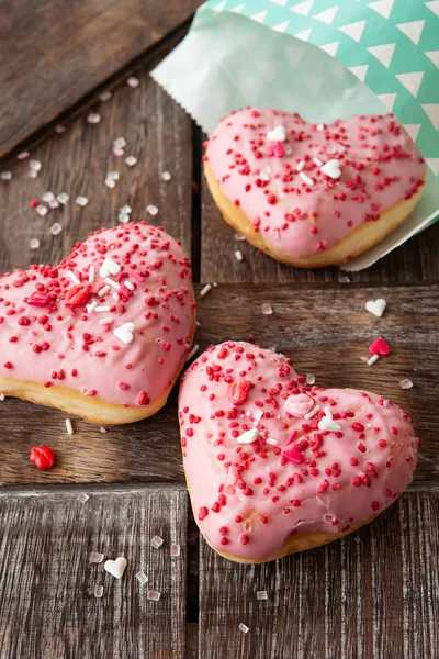 Deliciosos Donuts Corações Com Cobertura Rosa Polvilhas — Fotografia de Stock