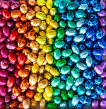 Gökkuşağı renkli parlak çikolata yumurta